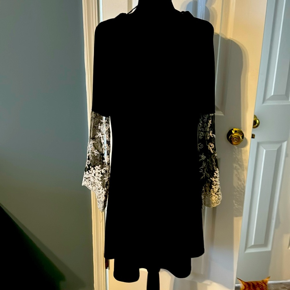 SizeL black dress w/ sheer lace white floral appliqué sleeves simple & elegant